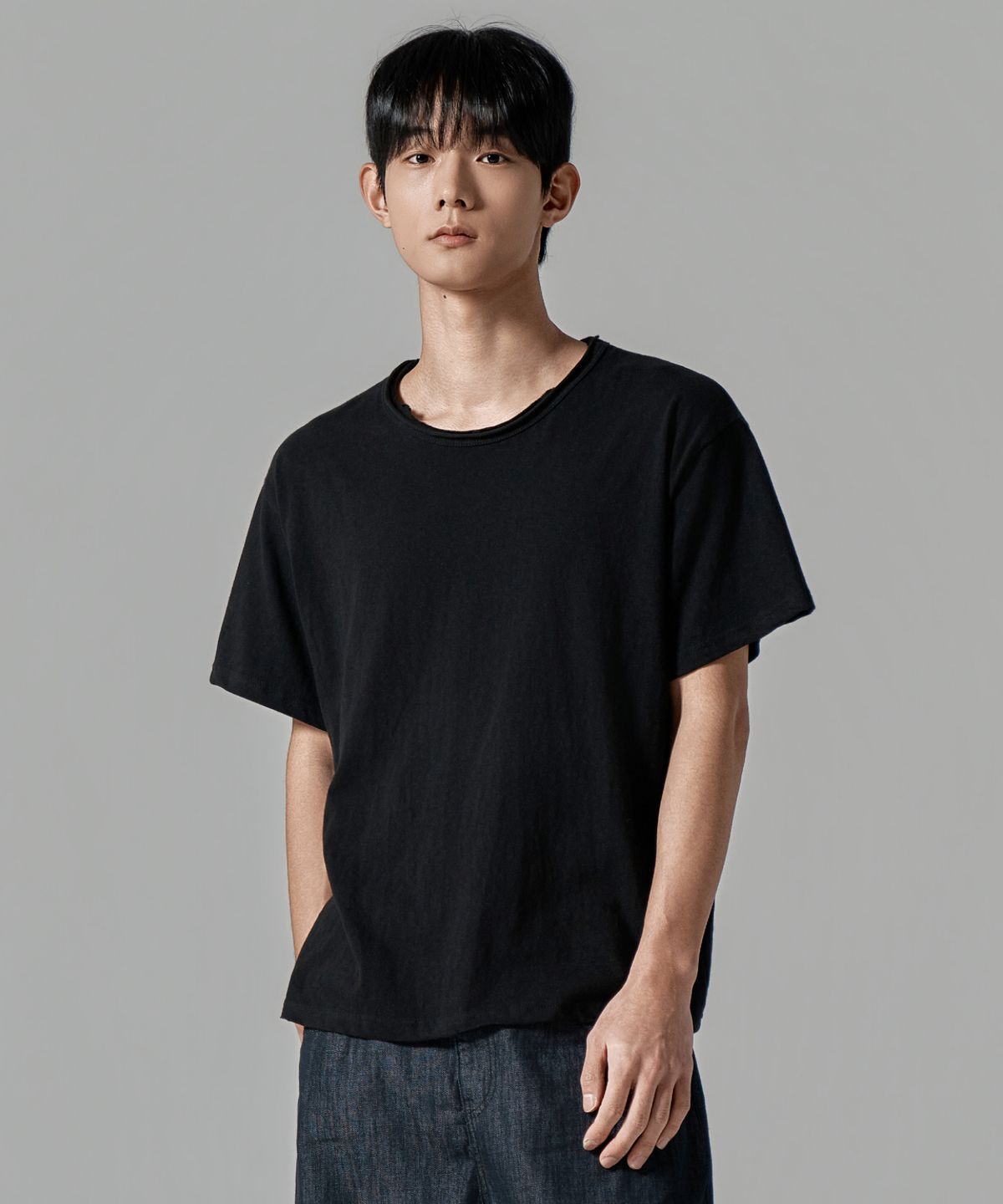와르(WAAR) M1087 컷 오프 라운드 반팔 티셔츠_블랙