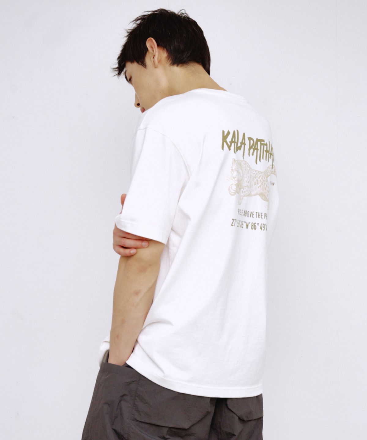 칼라파타르(KALAPATTHAR) BACK KP TIGER GRAPHIC SHORT-SLEEVED T-SHIRT - WHITE