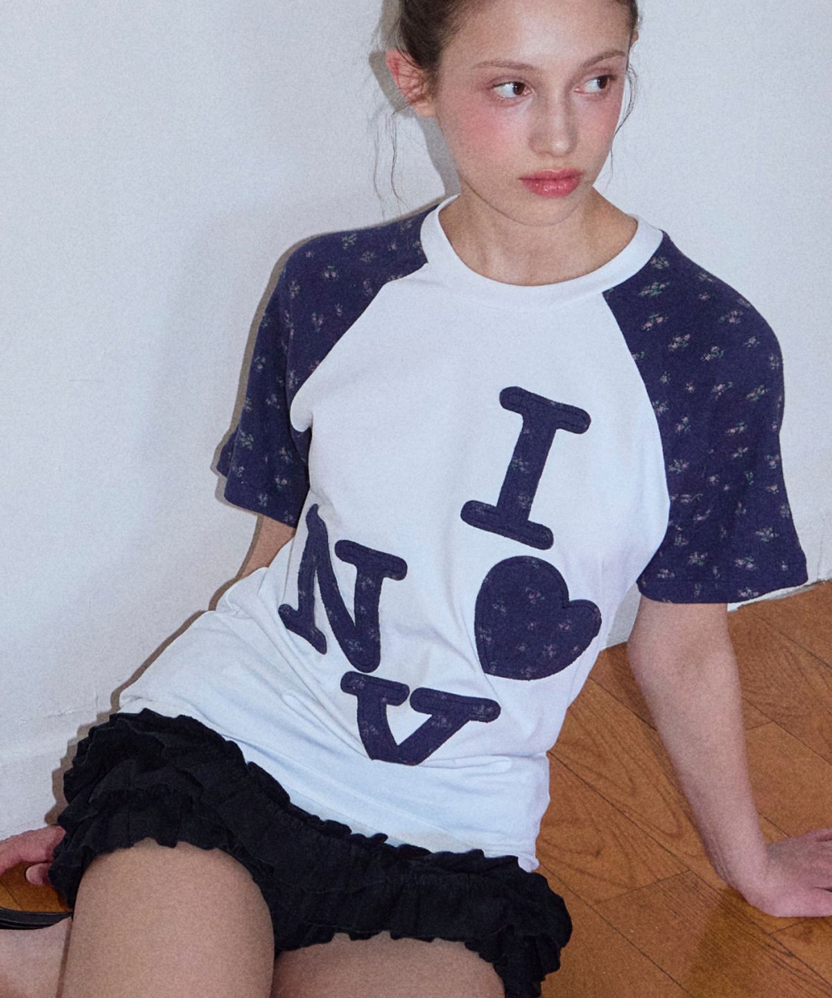 로긴 앤 로지(ROGIN N ROSIE) NY Flower Point Ragian T-Shirt Navy