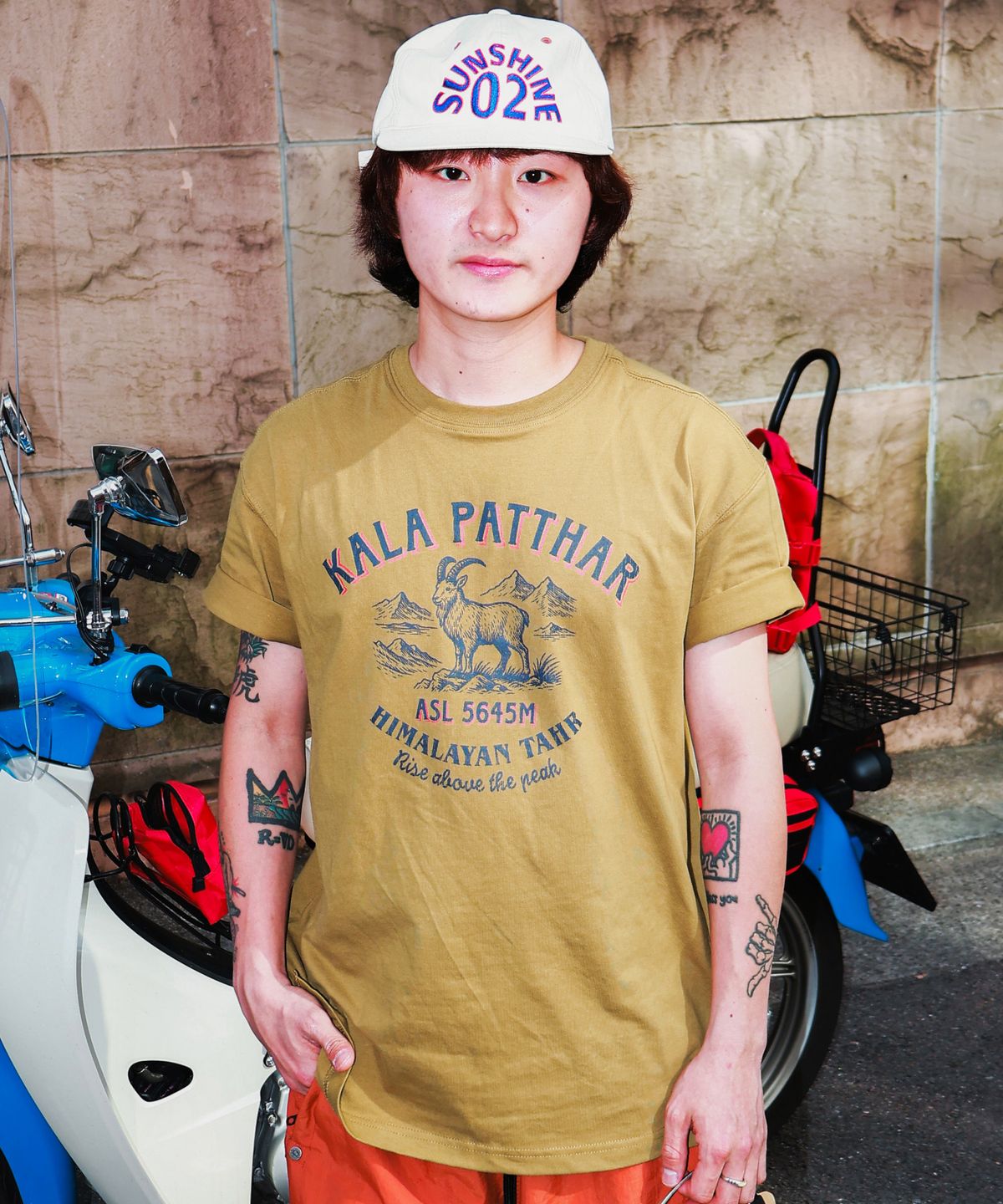 칼라파타르(KALAPATTHAR) VINTAGE KP DEER GRAPHIC SHORT-SLEEVED T-SHIRT - LIGHT KHAKI