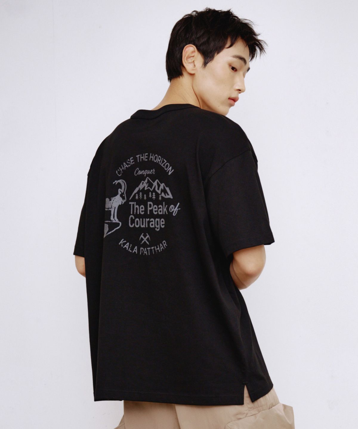칼라파타르(KALAPATTHAR) BACK DEER GRAPHIC SHORT-SLEEVED T-SHIRT - BLACK