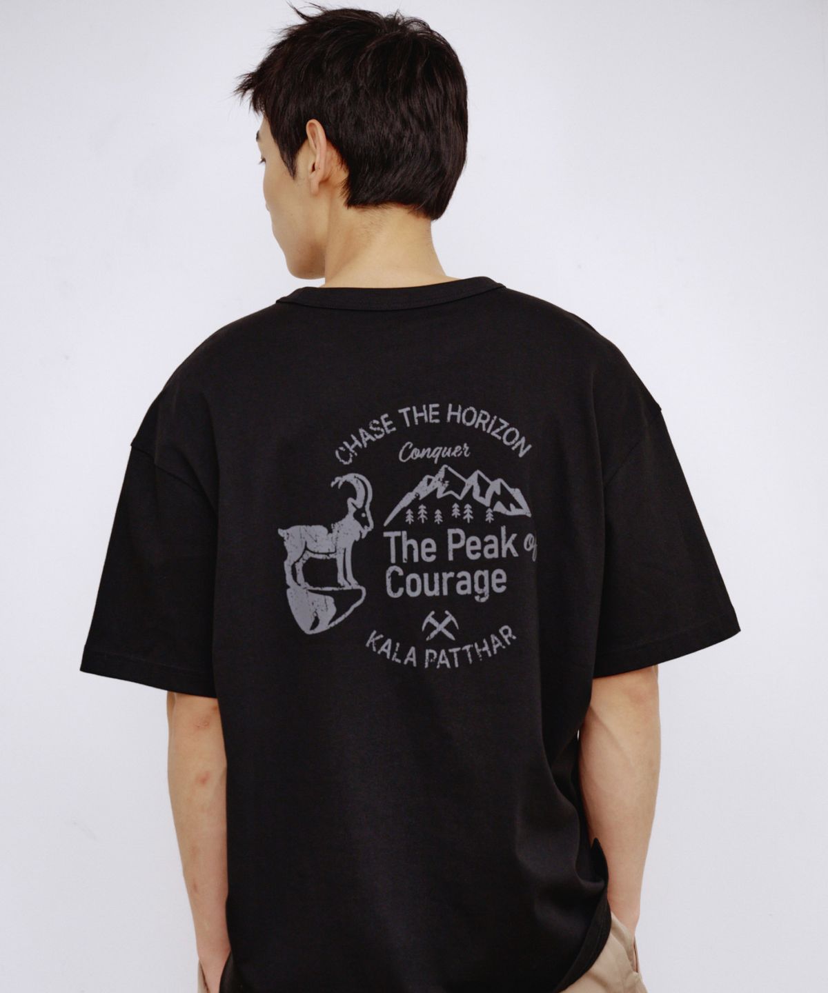 칼라파타르(KALAPATTHAR) BACK DEER GRAPHIC SHORT-SLEEVED T-SHIRT - BLACK