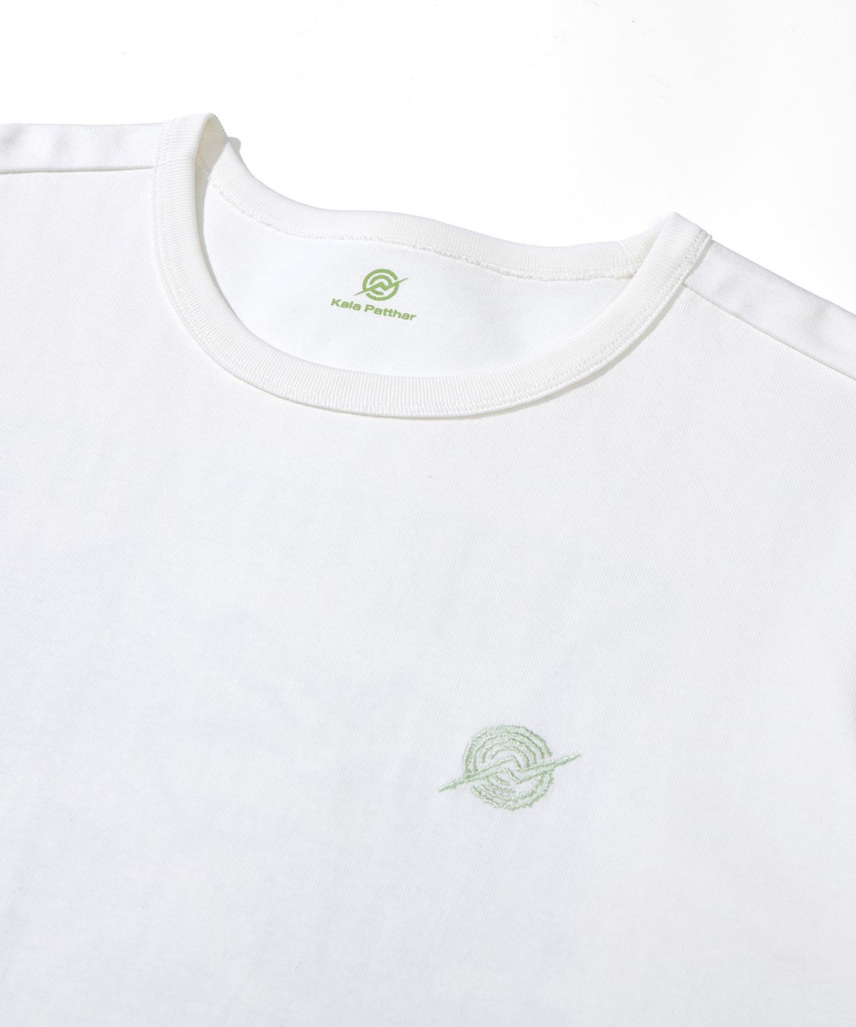 칼라파타르(KALAPATTHAR) BACK CAMPING GRAPHIC SHORT-SLEEVED T-SHIRT - WHITE