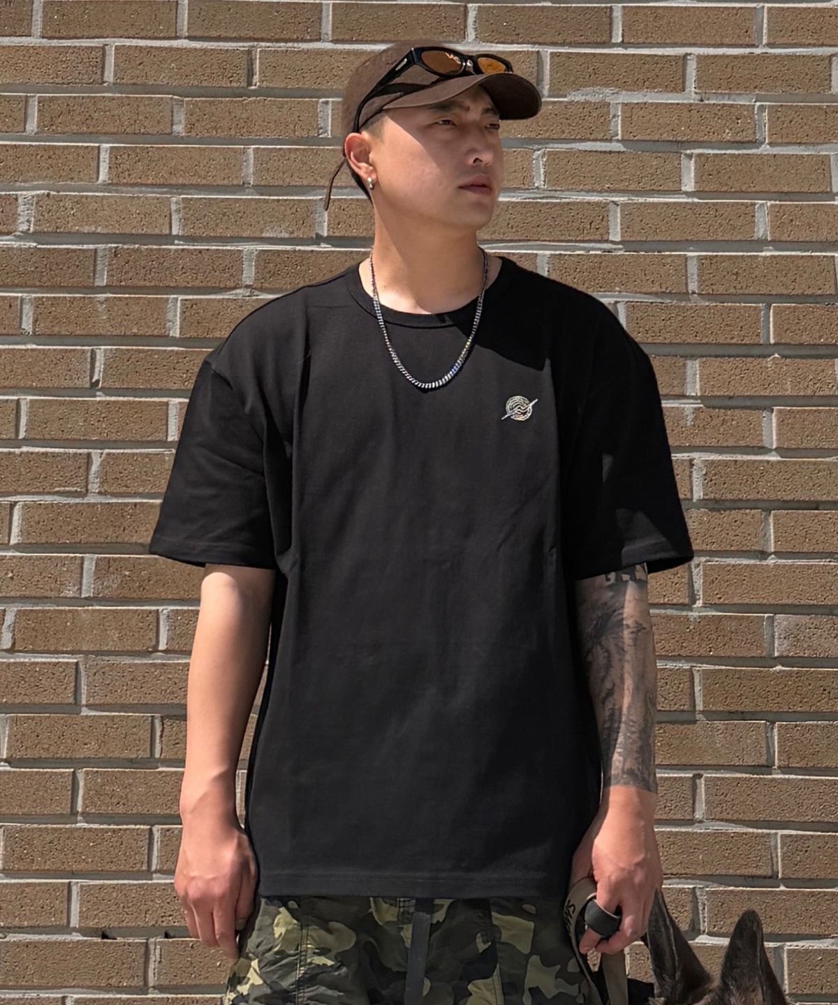 칼라파타르(KALAPATTHAR) BACK CAMPING GRAPHIC SHORT-SLEEVED T-SHIRT - BLACK