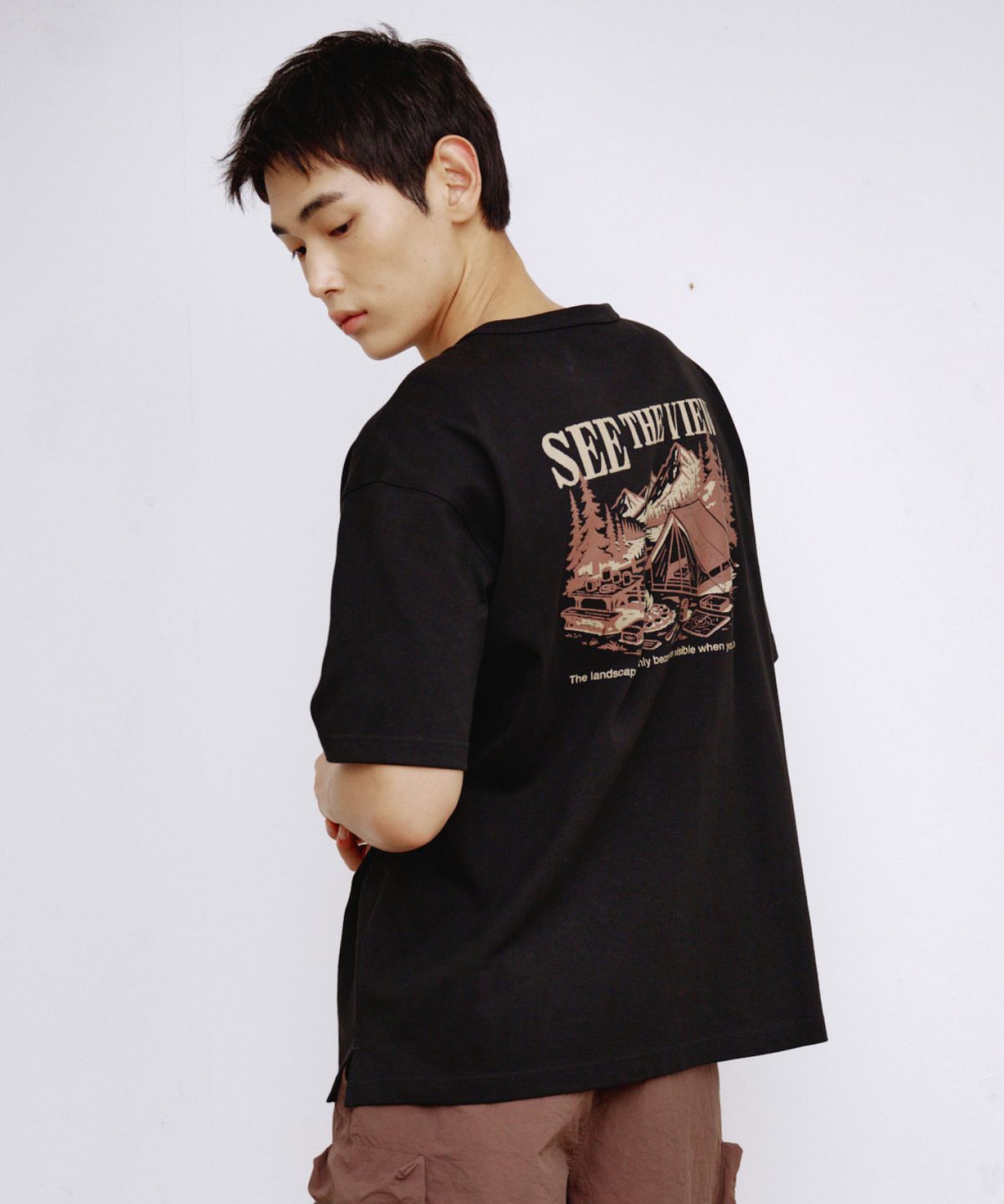 칼라파타르(KALAPATTHAR) BACK CAMPING GRAPHIC SHORT-SLEEVED T-SHIRT - BLACK