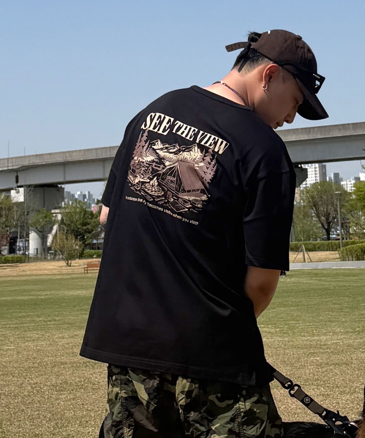 칼라파타르(KALAPATTHAR) BACK CAMPING GRAPHIC SHORT-SLEEVED T-SHIRT - BLACK