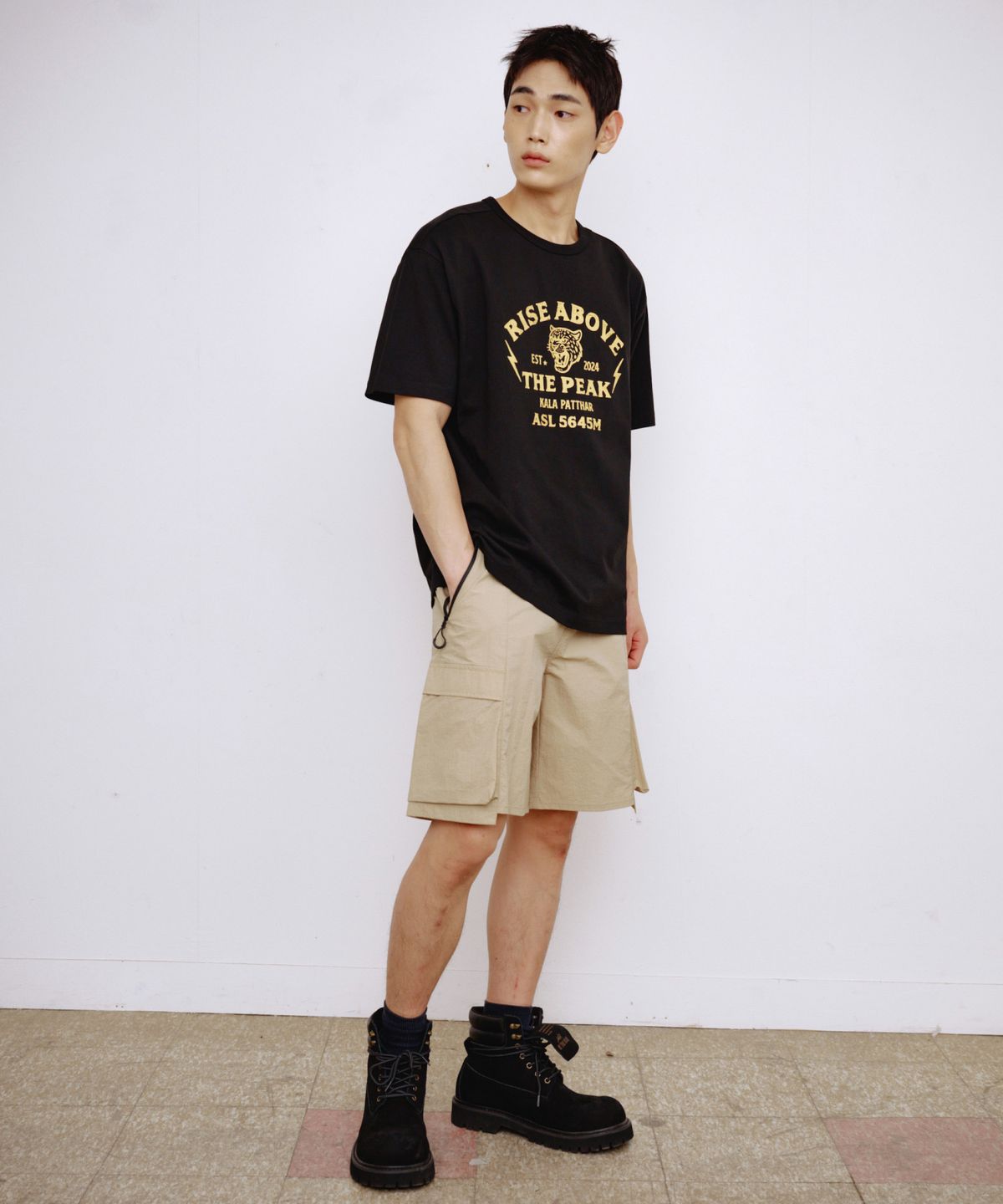 칼라파타르(KALAPATTHAR) NYLON RIPSTOP INCISION BELTED CARGO POCKET SHORTS - BEIGE