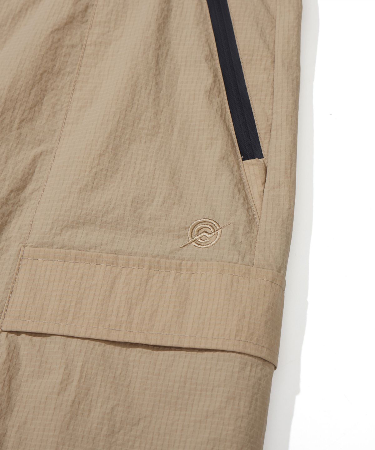 칼라파타르(KALAPATTHAR) NYLON RIPSTOP INCISION BELTED CARGO POCKET SHORTS - BEIGE