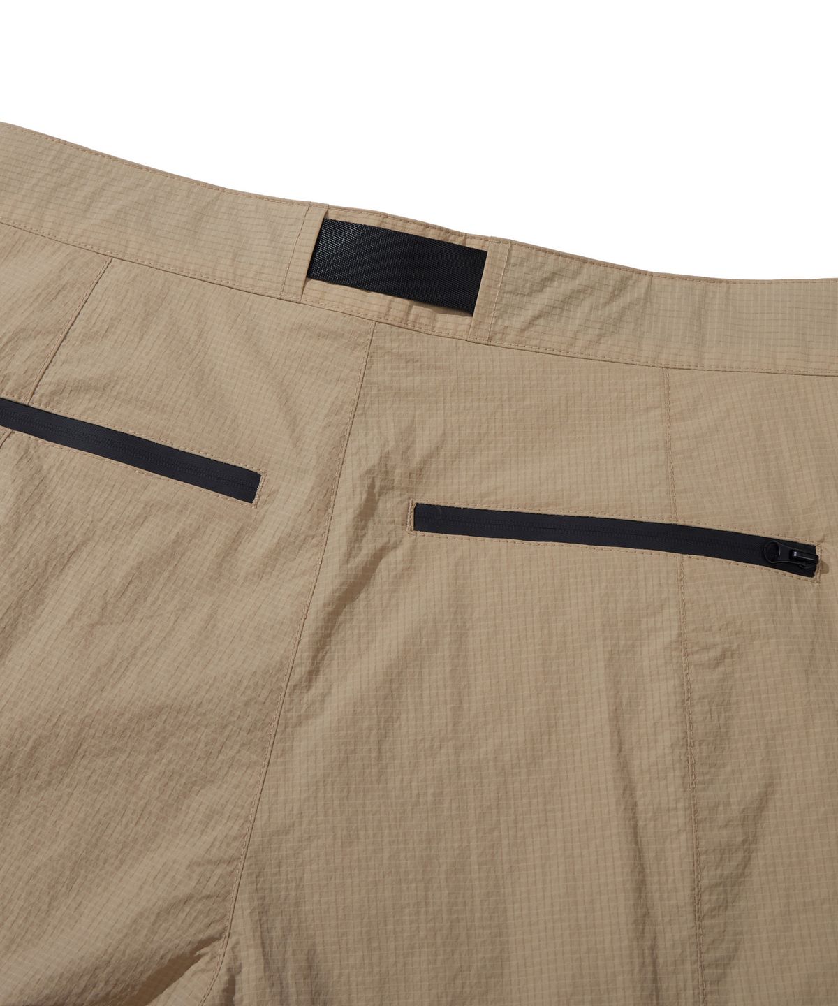 칼라파타르(KALAPATTHAR) NYLON RIPSTOP INCISION BELTED CARGO POCKET SHORTS - BEIGE