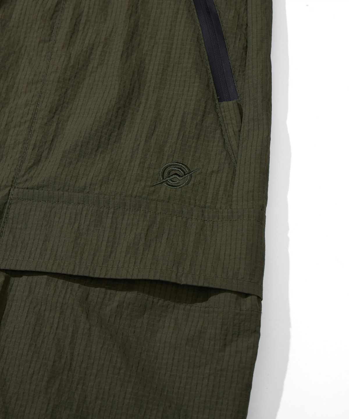 칼라파타르(KALAPATTHAR) NYLON RIPSTOP INCISION BELTED CARGO POCKET SHORTS - KHAKI