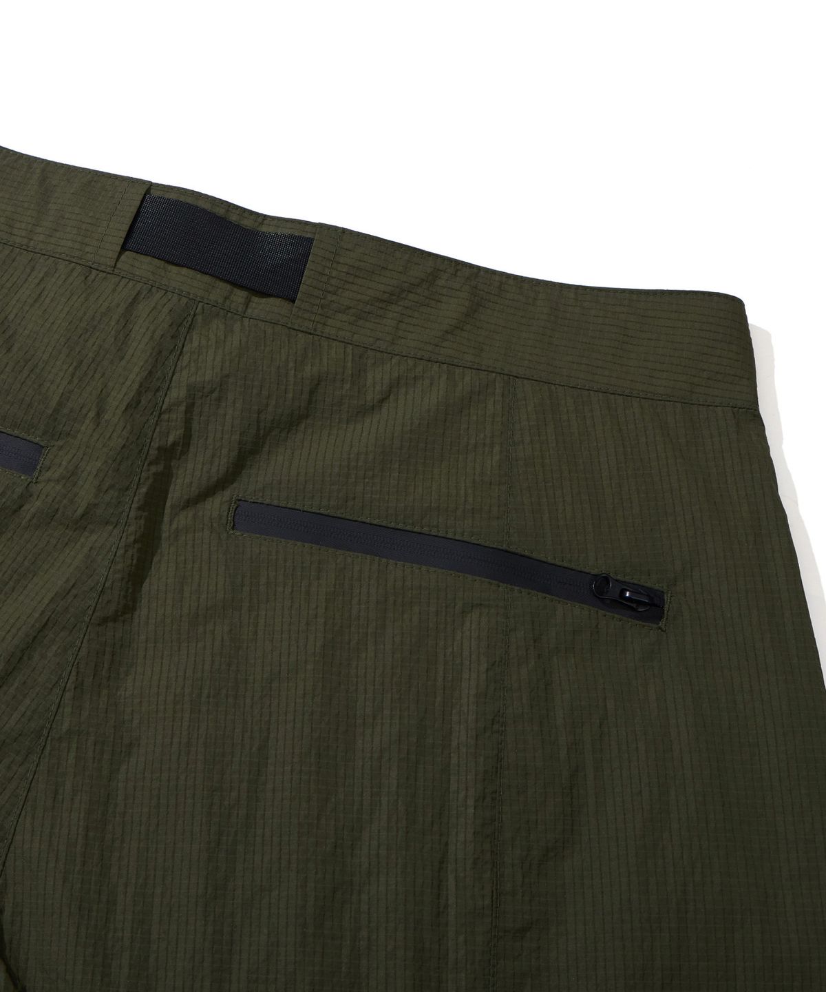 칼라파타르(KALAPATTHAR) NYLON RIPSTOP INCISION BELTED CARGO POCKET SHORTS - KHAKI