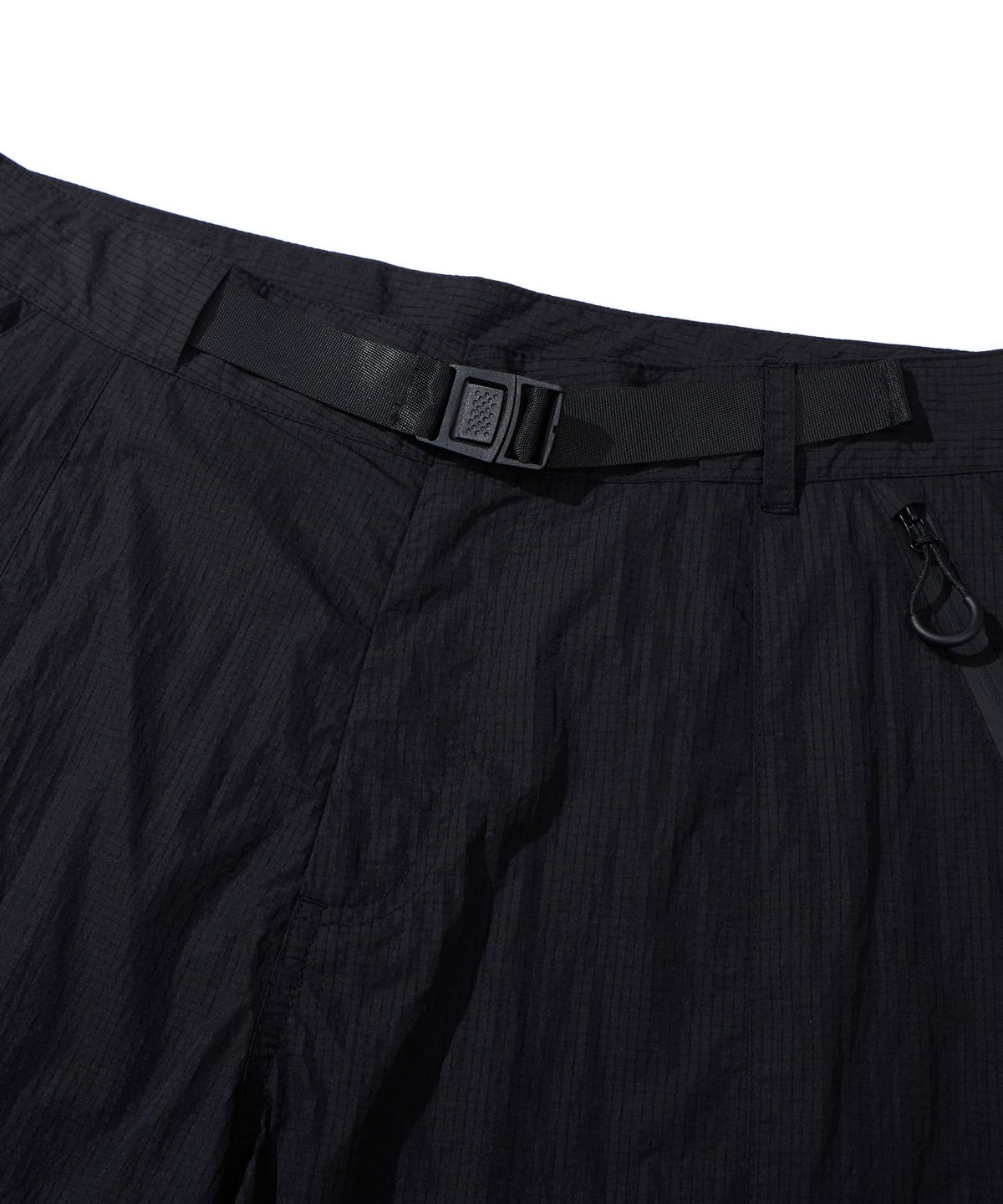 칼라파타르(KALAPATTHAR) NYLON RIPSTOP INCISION BELTED CARGO POCKET SHORTS - BLACK
