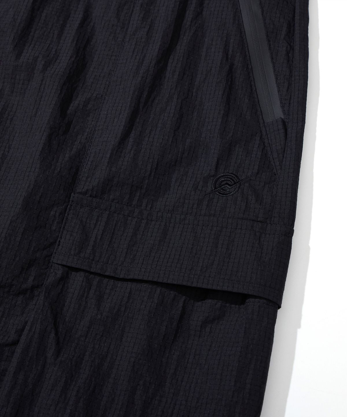 칼라파타르(KALAPATTHAR) NYLON RIPSTOP INCISION BELTED CARGO POCKET SHORTS - BLACK