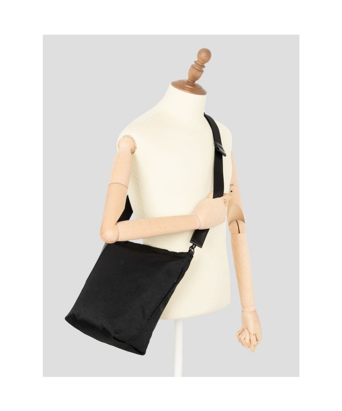 빈폴 액세서리(BEANPOLE ACCESSORY) Less Bag_2 미디엄 나일론 크로스백 - 블랙