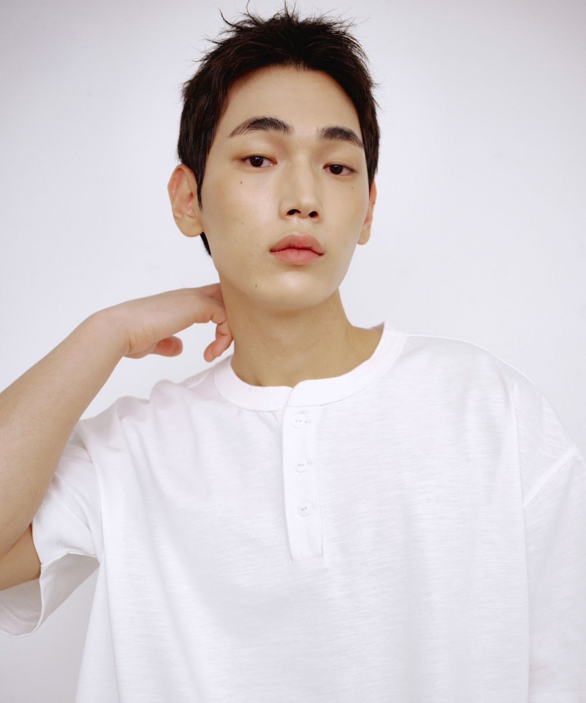 칼라파타르(KALAPATTHAR) HENLEY NECK SHORT-SLEEVED T-SHIRT - WHITE