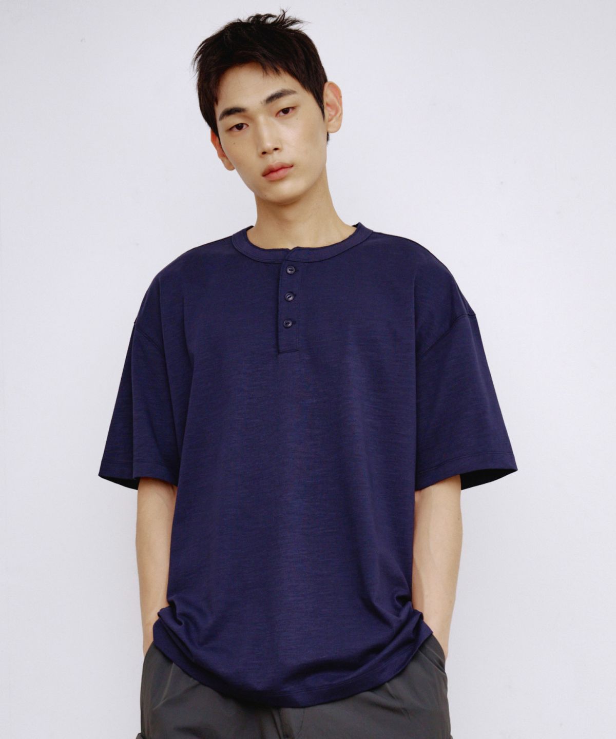 칼라파타르(KALAPATTHAR) HENLEY NECK SHORT-SLEEVED T-SHIRT - NAVY
