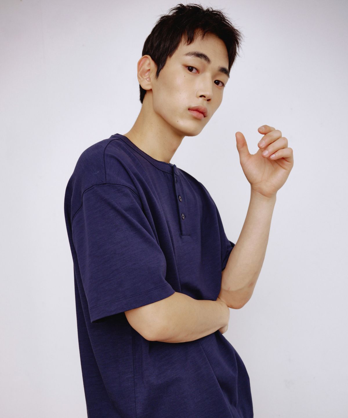 칼라파타르(KALAPATTHAR) HENLEY NECK SHORT-SLEEVED T-SHIRT - NAVY