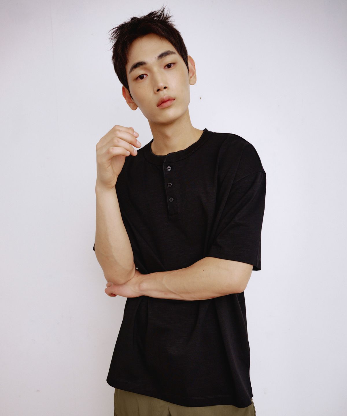 칼라파타르(KALAPATTHAR) HENLEY NECK SHORT-SLEEVED T-SHIRT - BLACK