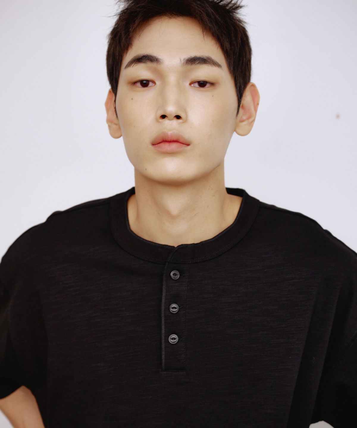 칼라파타르(KALAPATTHAR) HENLEY NECK SHORT-SLEEVED T-SHIRT - BLACK