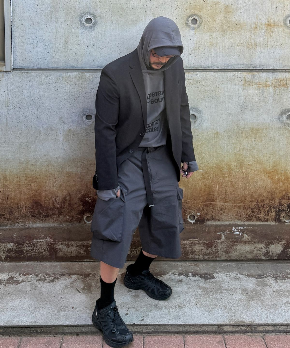 칼라파타르(KALAPATTHAR) NYLON BANDING CARGO POCKET BERMUDA SHORTS - CHARCOAL