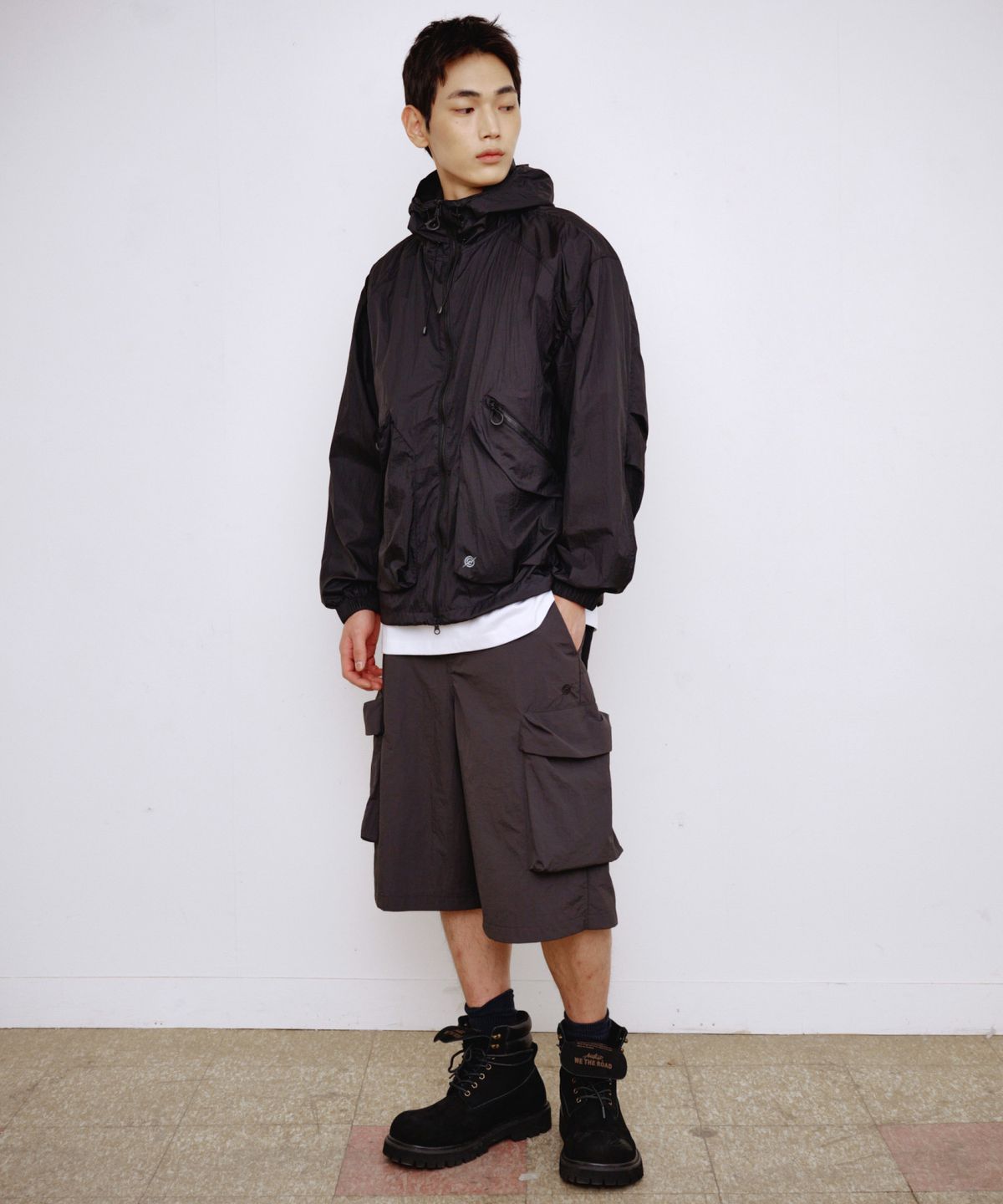 칼라파타르(KALAPATTHAR) NYLON BANDING CARGO POCKET BERMUDA SHORTS - CHARCOAL