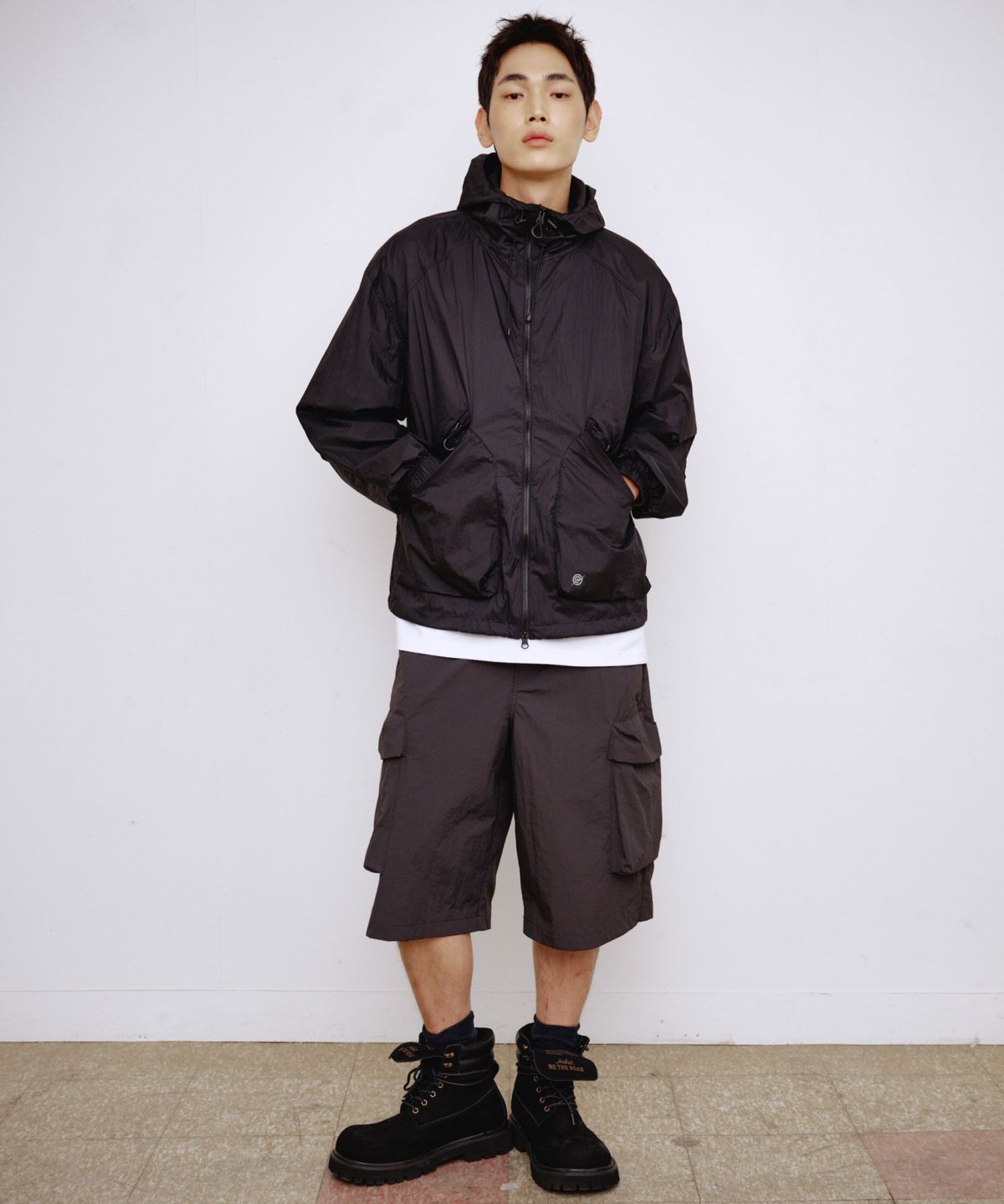 칼라파타르(KALAPATTHAR) NYLON BANDING CARGO POCKET BERMUDA SHORTS - CHARCOAL