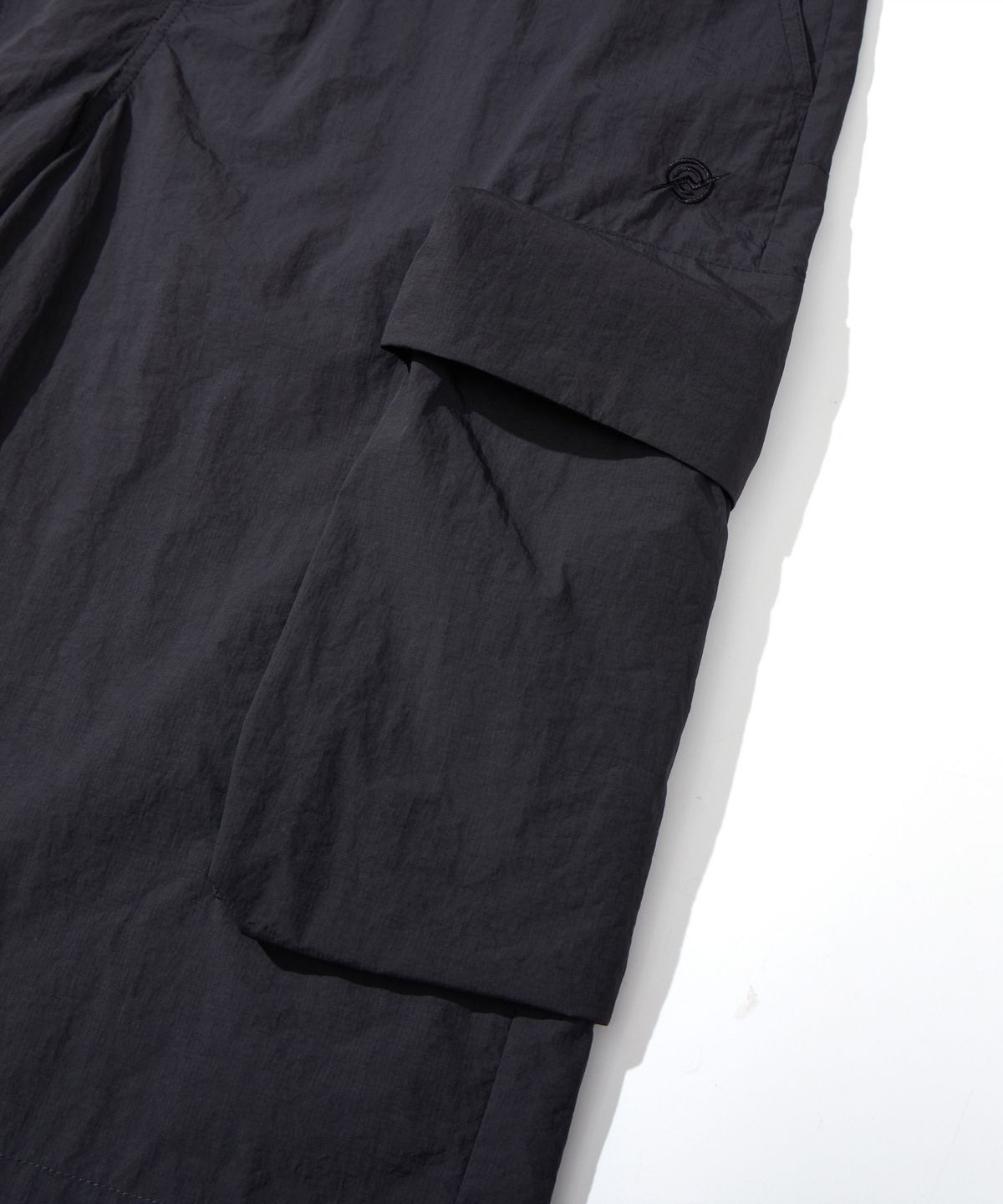 칼라파타르(KALAPATTHAR) NYLON BANDING CARGO POCKET BERMUDA SHORTS - CHARCOAL