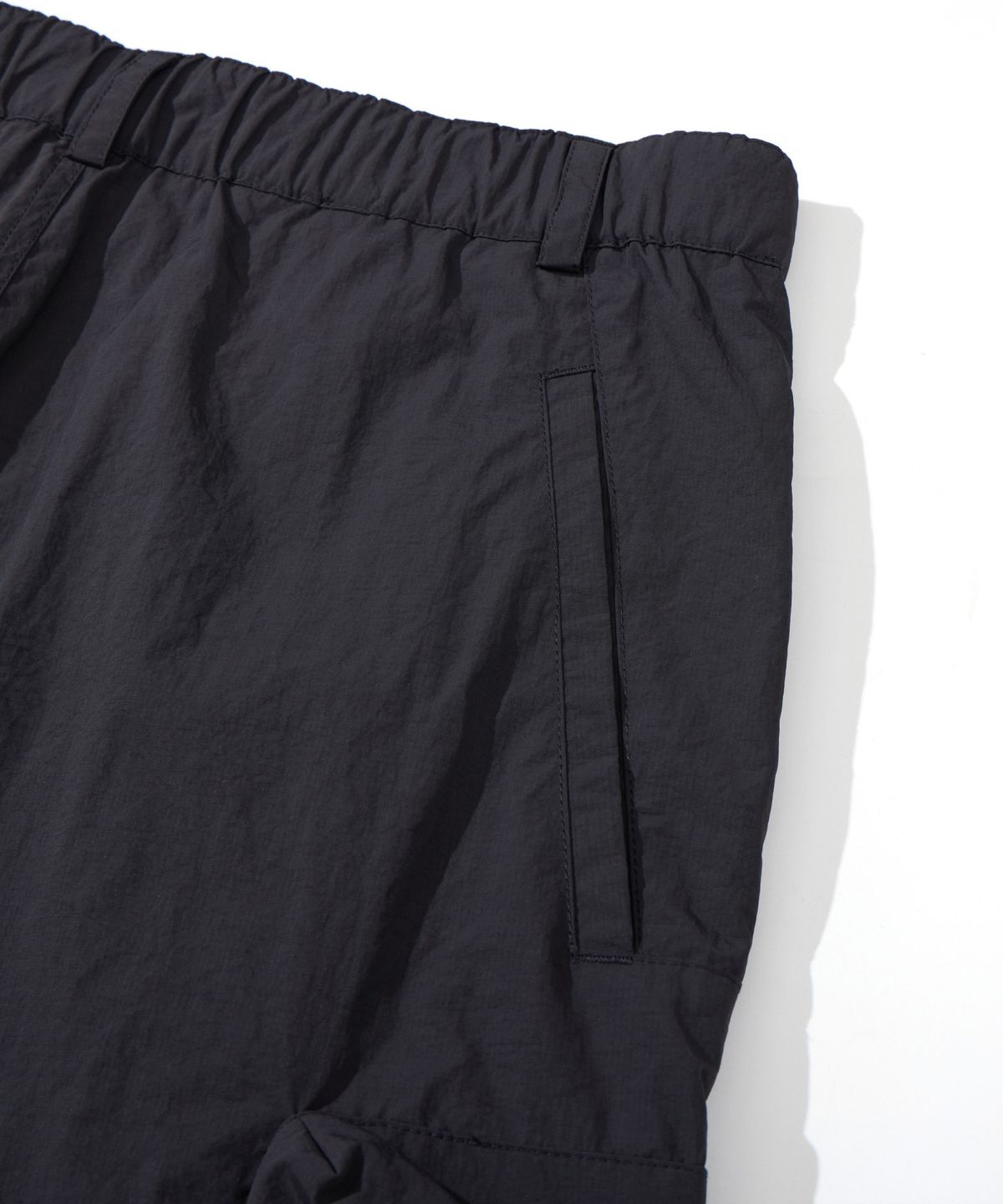 칼라파타르(KALAPATTHAR) NYLON BANDING CARGO POCKET BERMUDA SHORTS - CHARCOAL