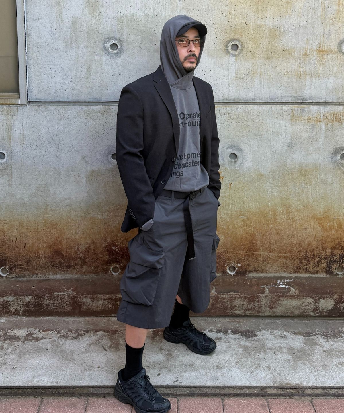 칼라파타르(KALAPATTHAR) NYLON BANDING CARGO POCKET BERMUDA SHORTS - CHARCOAL