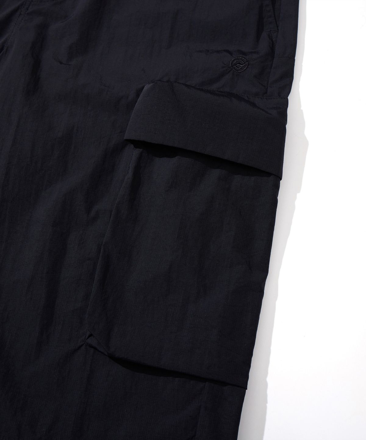 칼라파타르(KALAPATTHAR) NYLON BANDING CARGO POCKET BERMUDA SHORTS - BLACK