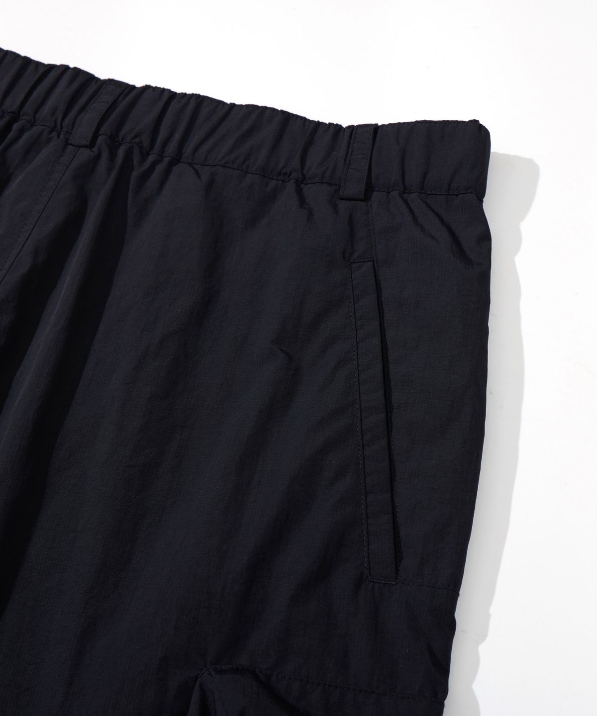 칼라파타르(KALAPATTHAR) NYLON BANDING CARGO POCKET BERMUDA SHORTS - BLACK