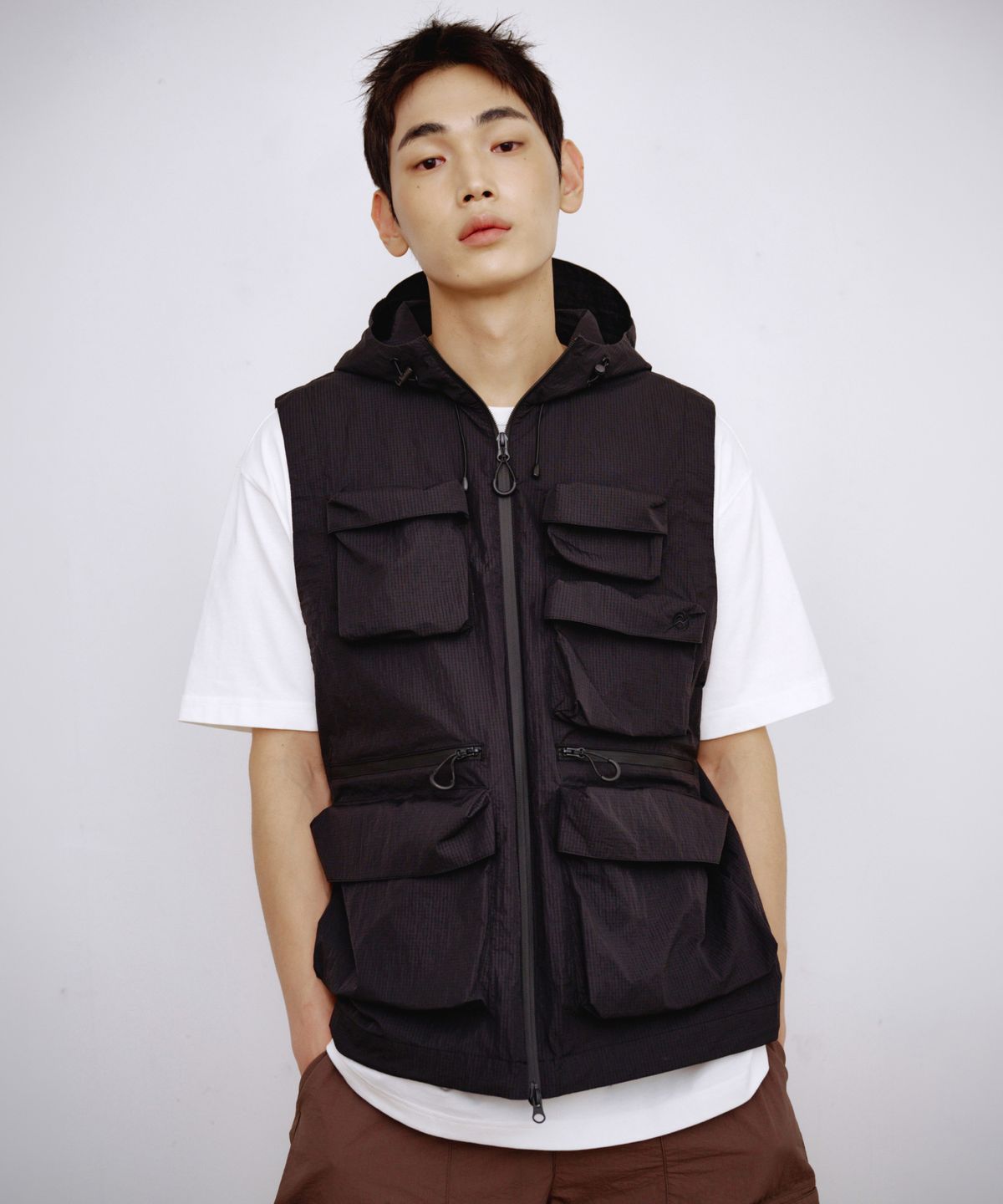 칼라파타르(KALAPATTHAR) MULTI POCKET NYLON HOODED VEST - BLACK