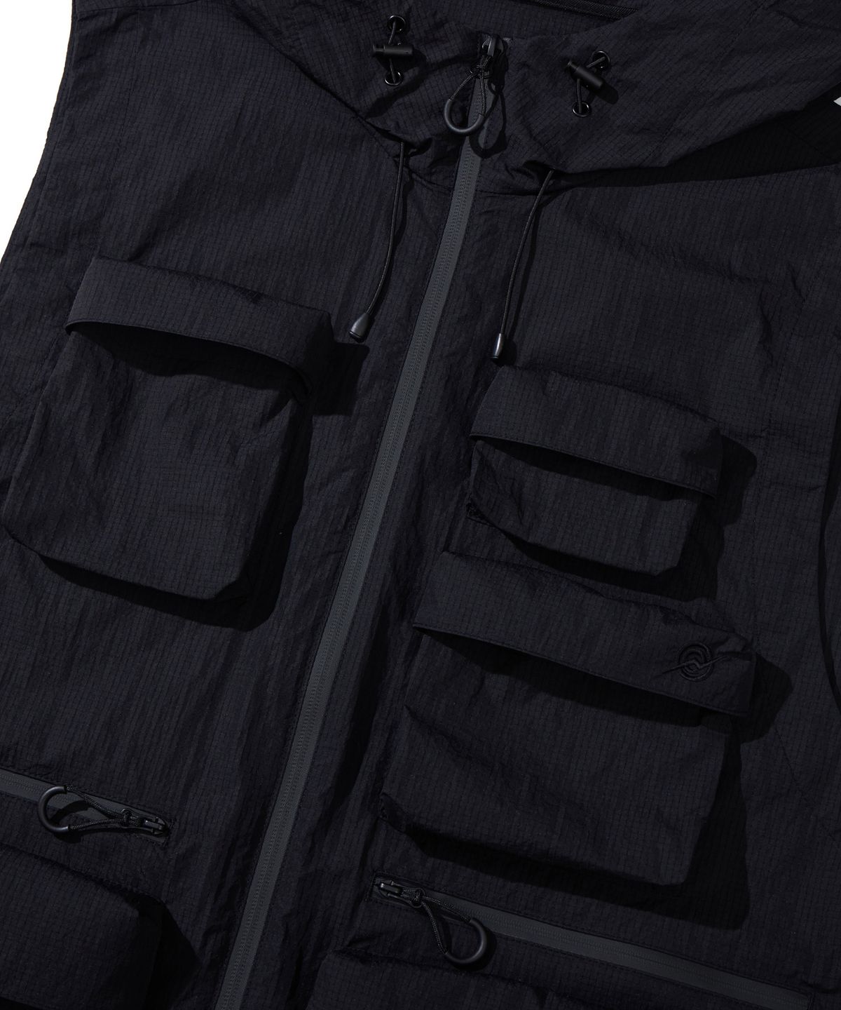 칼라파타르(KALAPATTHAR) MULTI POCKET NYLON HOODED VEST - BLACK