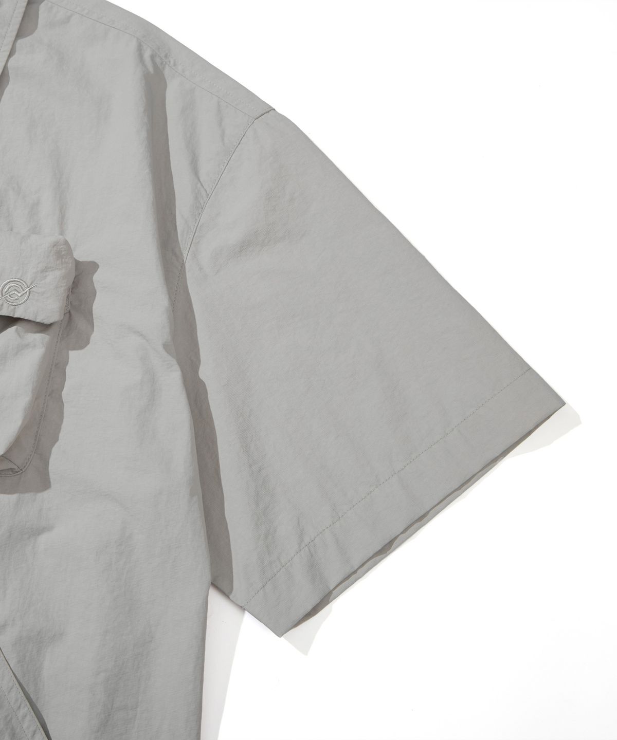 칼라파타르(KALAPATTHAR) NYLON SILKY OUT POCKET SHORT-SLEEVED SHIRT - LIGHT GREY