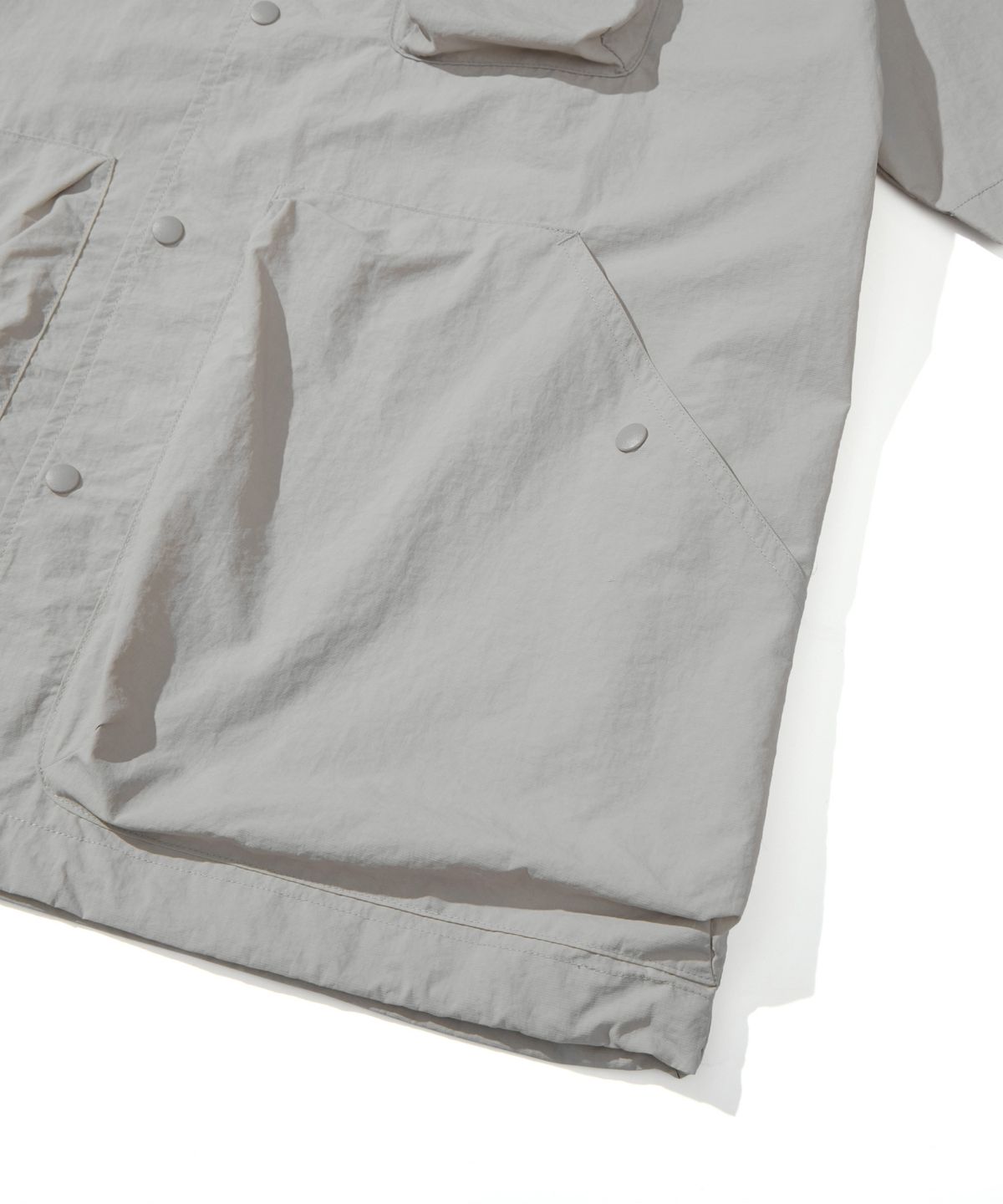 칼라파타르(KALAPATTHAR) NYLON SILKY OUT POCKET SHORT-SLEEVED SHIRT - LIGHT GREY