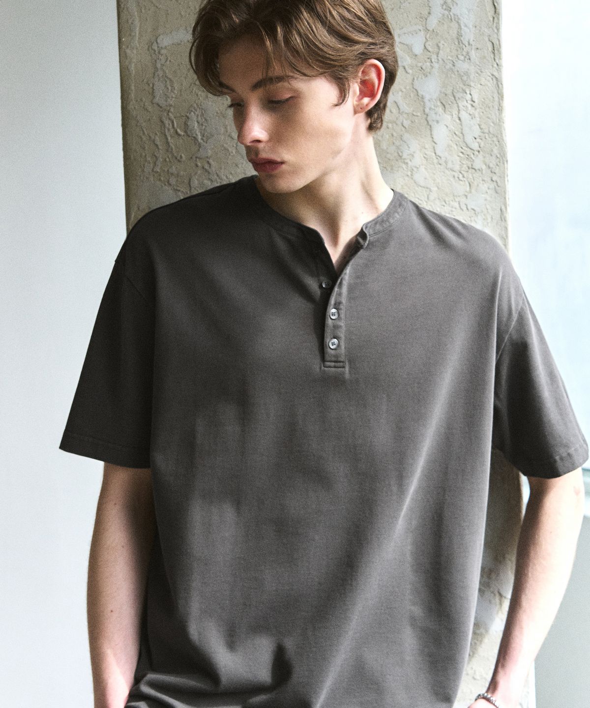 드로우핏(DRAW FIT) 피그먼트 코튼 헨리넥 하프 티셔츠 [CHARCOAL]