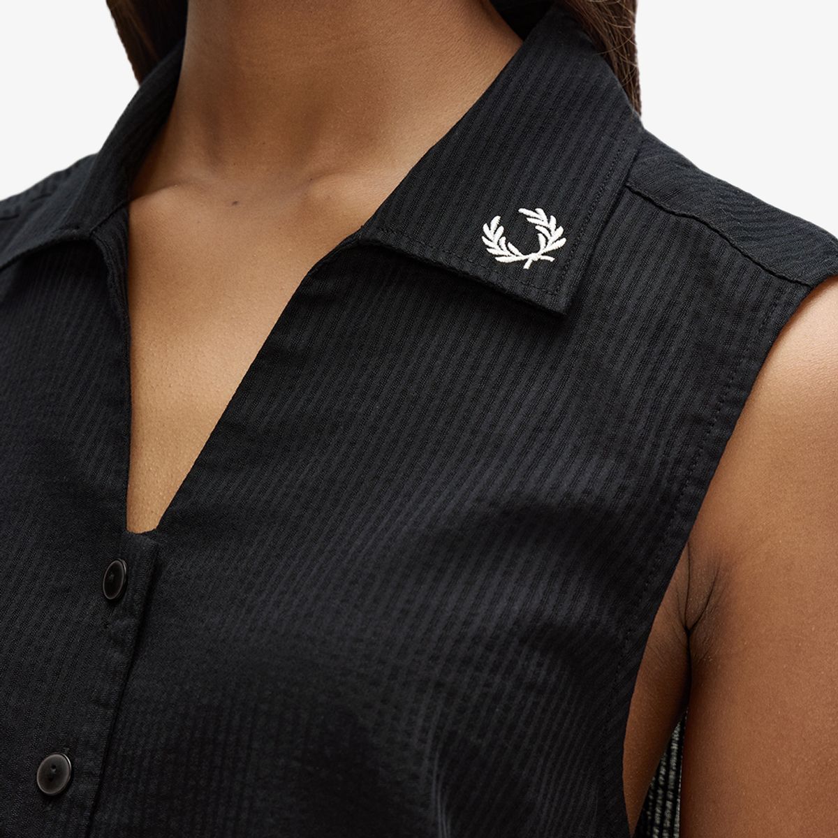 프레드페리(FRED PERRY) [Womens] 시어 스트라이프 슬리브리스 셔츠 - 블랙 AFPF2612186-102