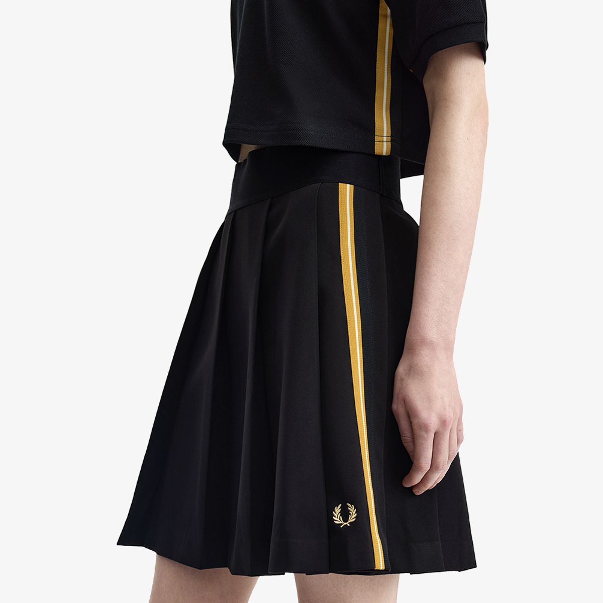 프레드페리(FRED PERRY) [womens] 스트라이프 테잎 플리츠 스커트 - 블랙/샴페인 AFPF2612106-90A
