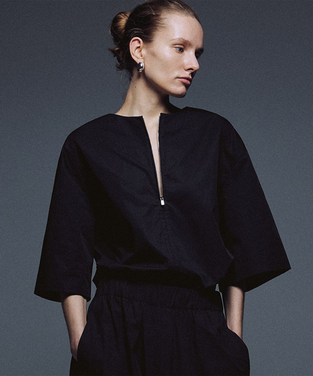 우마뭉(UMARMUNG) Extra Long Staple Cotton Zipper Front Pullover_Black