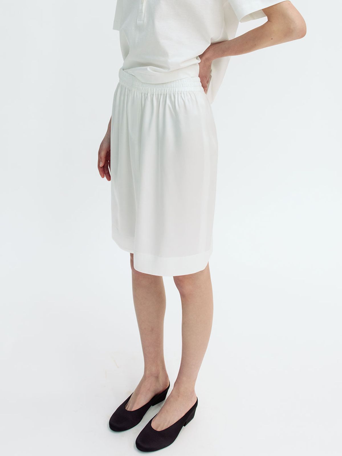 르비에르(LVIR) VISCOSE SATIN BANDING SKIRT (WHITE)