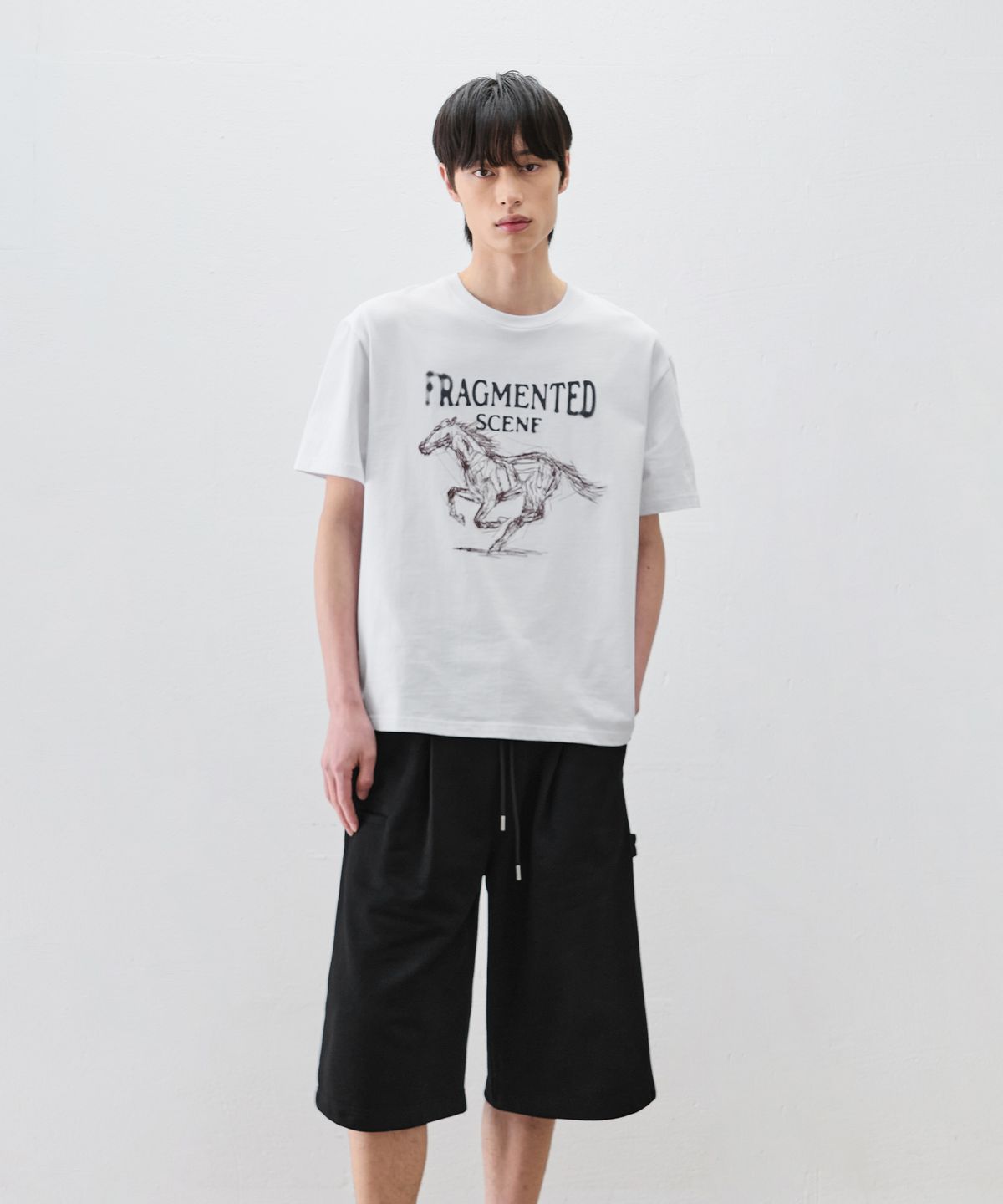 드로우핏(DRAW FIT) 프라그먼티드 스캔트 하프 티셔츠 [WHITE]