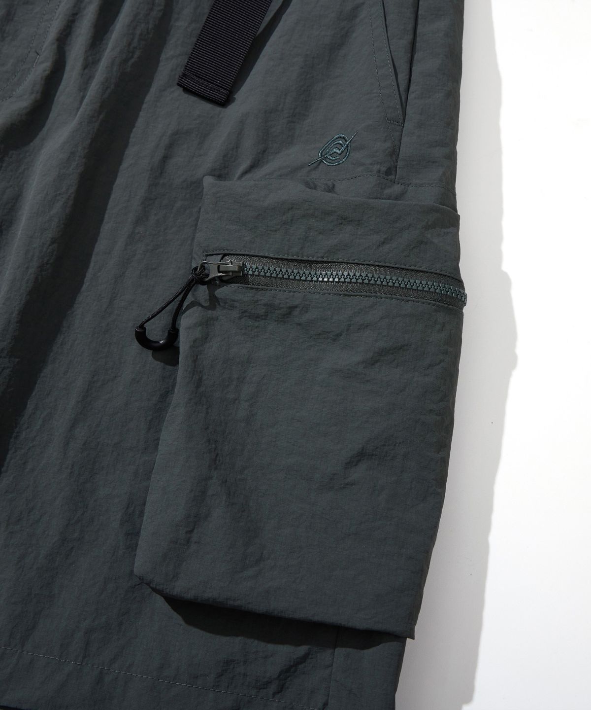 칼라파타르(KALAPATTHAR) NYLON BELTED BACK OUT POCKET CARGO POCKET SHORTS - KHAKI