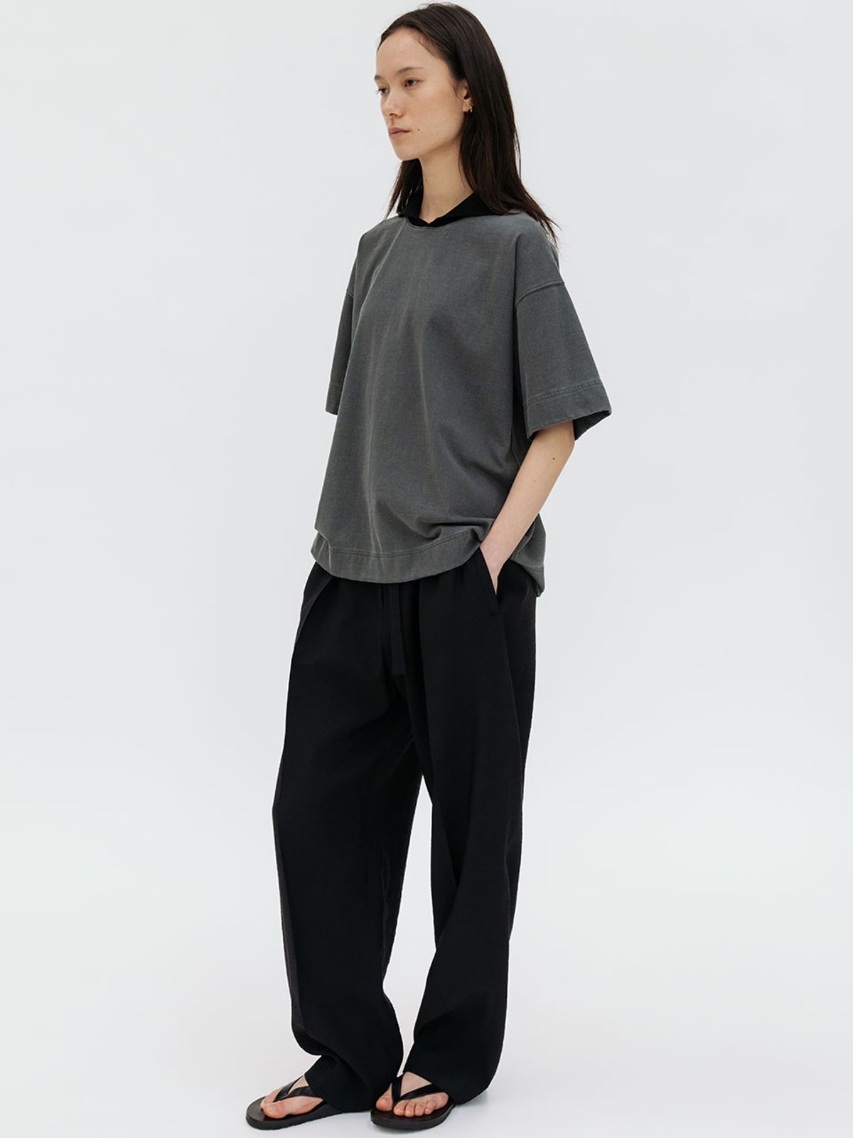 르비에르(LVIR) RIBBED COLLAR PIGMENT TEE (CHARCOAL)