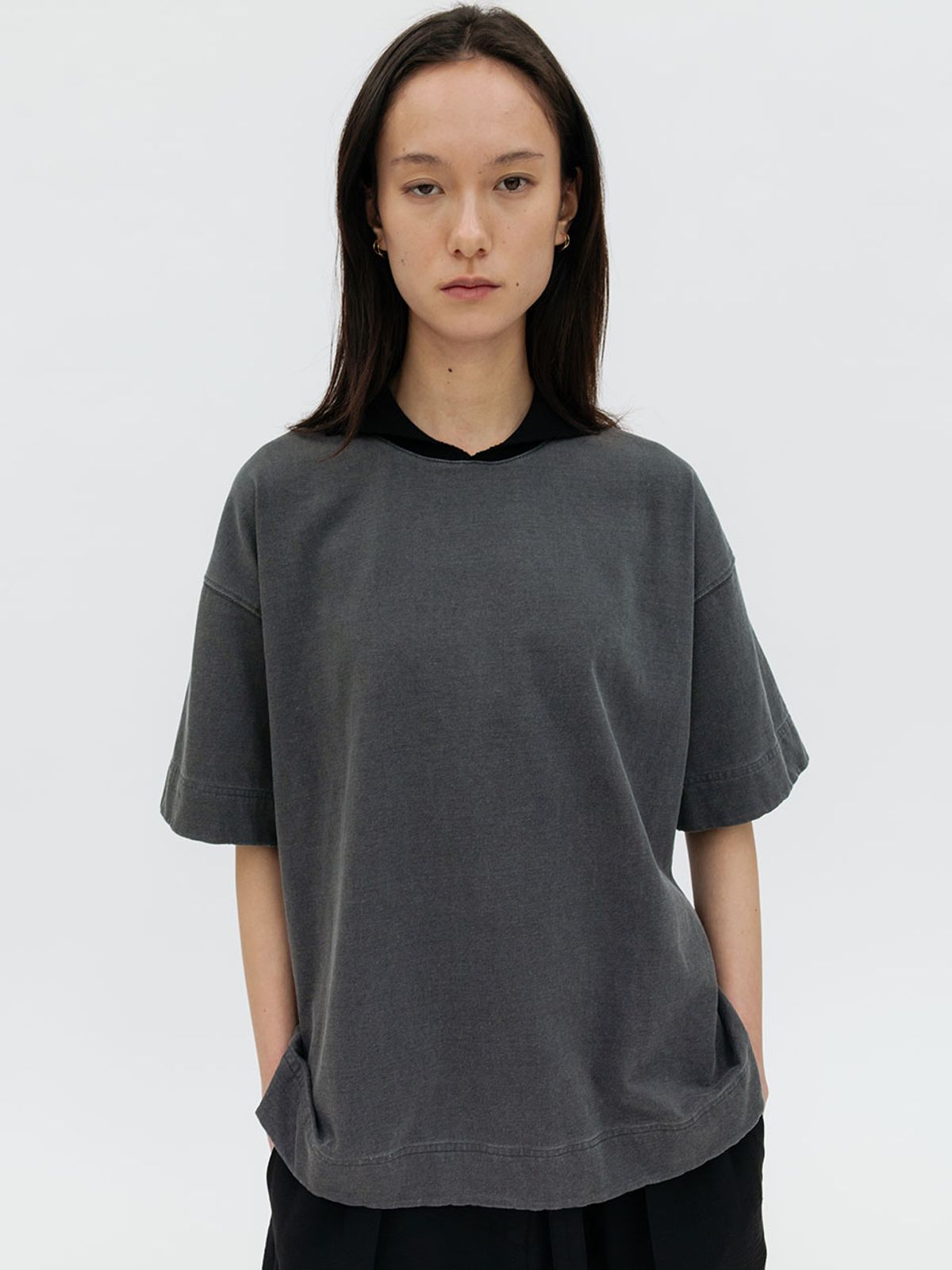 르비에르(LVIR) RIBBED COLLAR PIGMENT TEE (CHARCOAL)