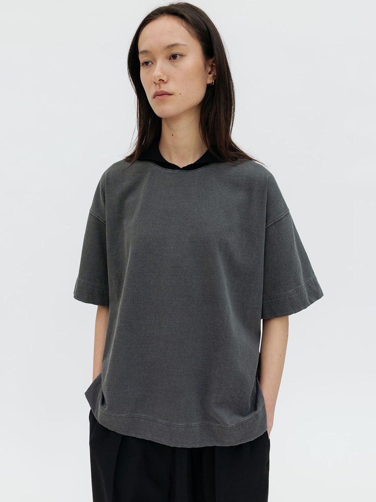 르비에르(LVIR) RIBBED COLLAR PIGMENT TEE (CHARCOAL)