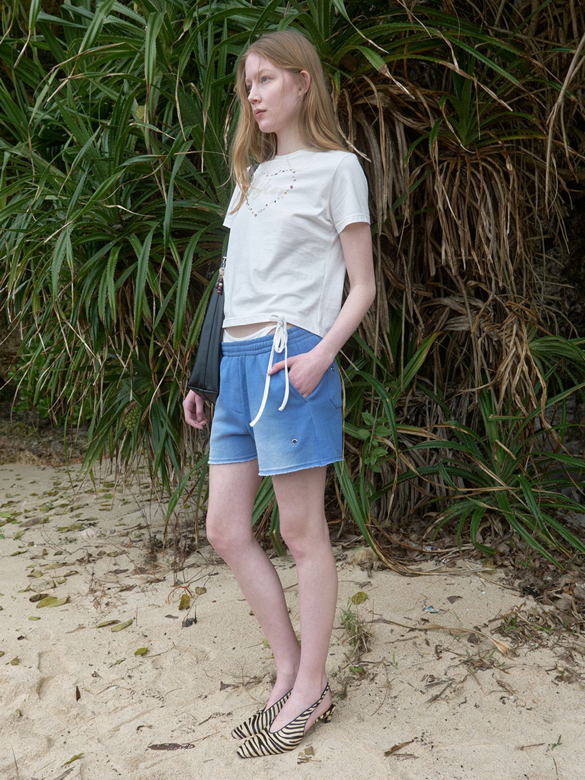 기준(KIJUN) Pebble Heart Tee Off-White