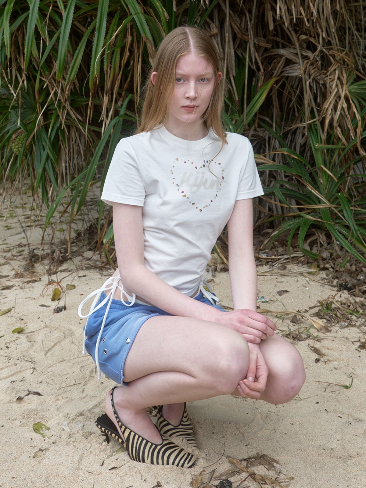 기준(KIJUN) Pebble Heart Tee Off-White