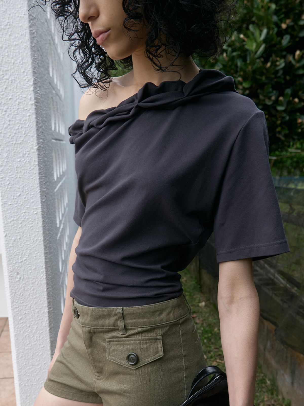 기준(KIJUN) Twist One-Shoulder Top Charcoal