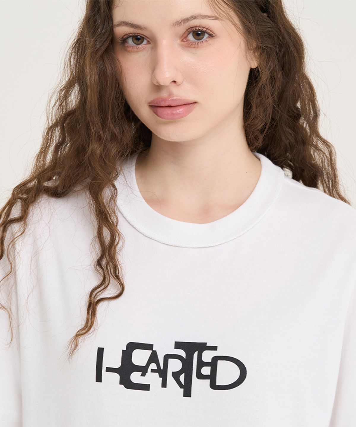 레브하티드(LEVHEARTED) 업사이드 로고 숏 슬리브 티셔츠 - 화이트