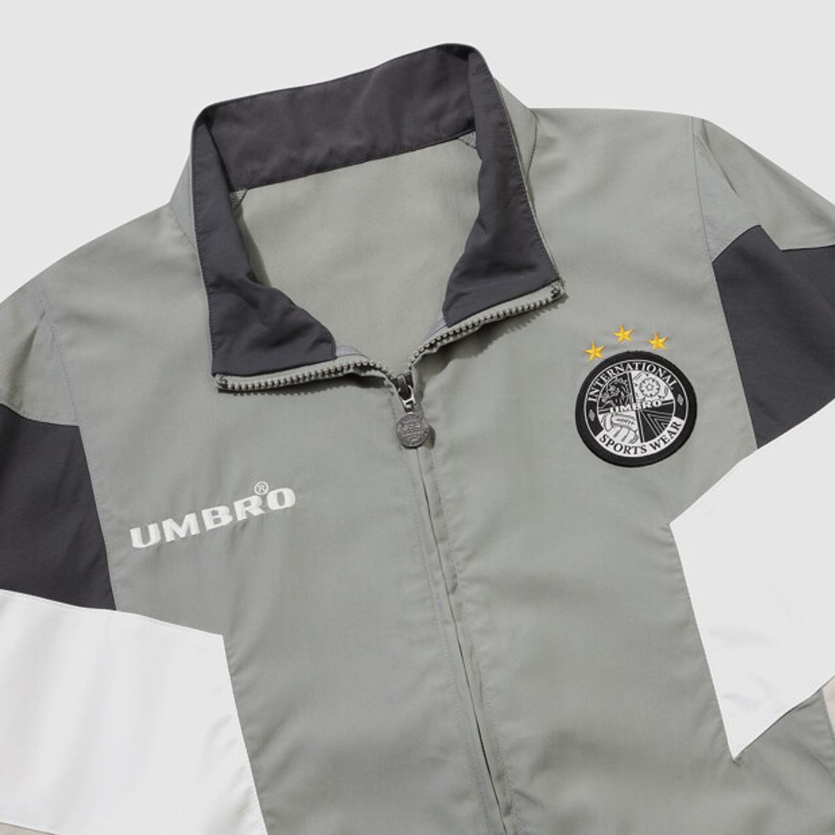 엄브로(UMBRO) HBL OG 컬러블럭 스탠넥 바람막이 자켓 그레이 UR221CJK56